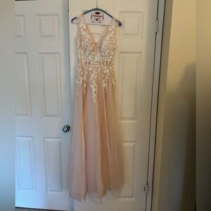 Light pink v-neck prom dress with white flowers🌷